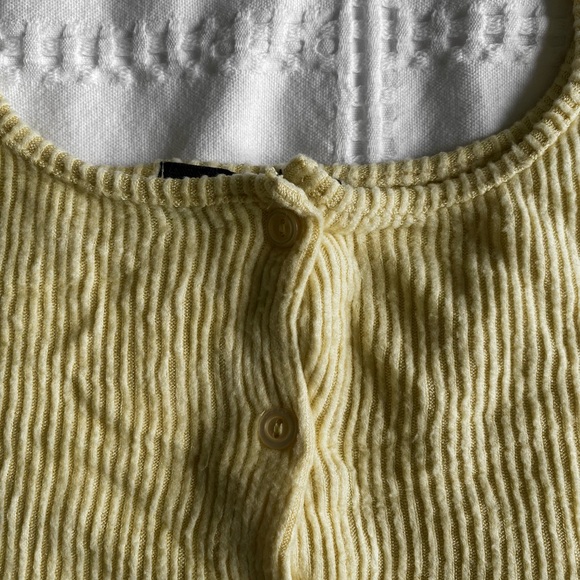 Yellow cropped button up tank top - Picture 2 of 4